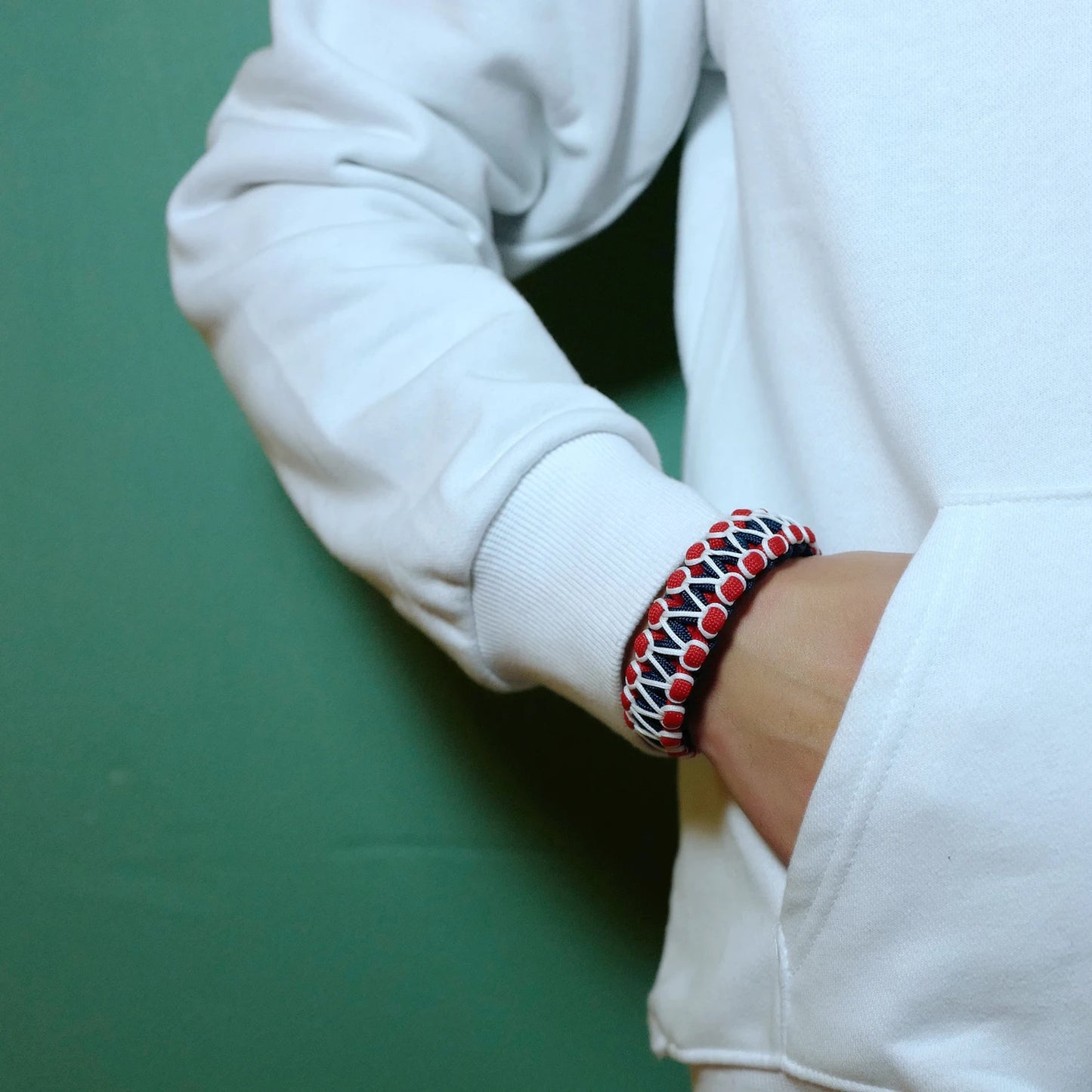 Adjustable Glow-in-the-Dark 550 Paracord Survival Bracelet