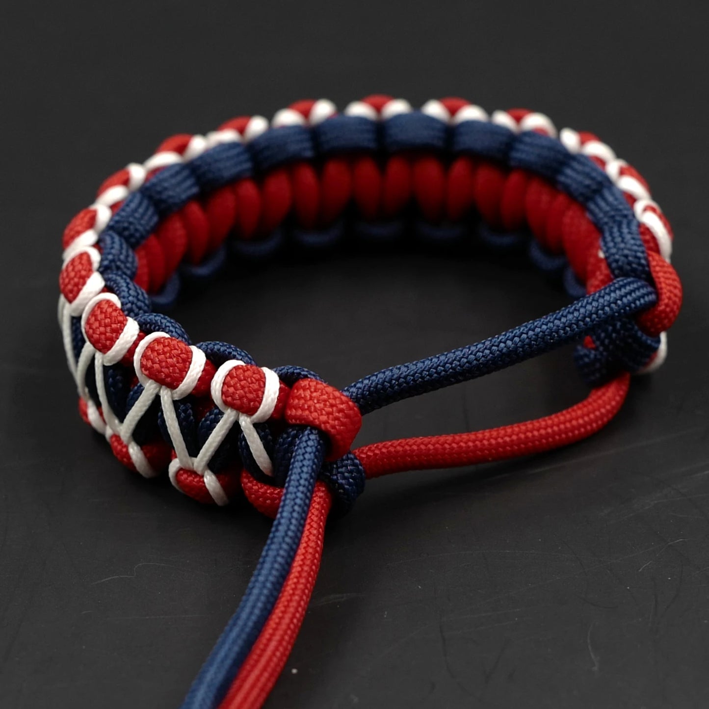 Adjustable Glow-in-the-Dark 550 Paracord Survival Bracelet